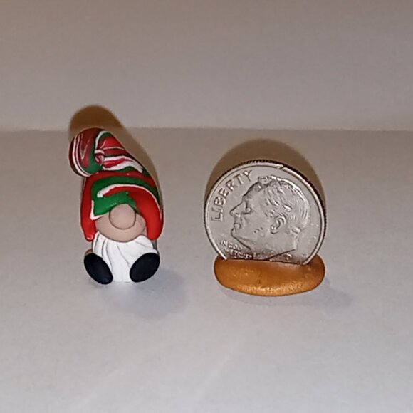 🎯 10 for $10 / Tiny Christmas Gnome Figure - Picture 2 of 3